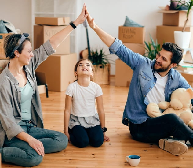 Sobre nós Homem e mulher fazendo um telhado com as mãos por cima de uma criança