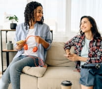 Duas amigas no sofá se olhando