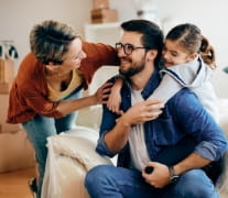 Pai mãe e filha se abraçando