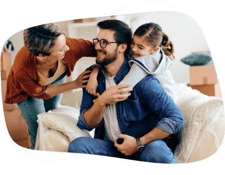 Pai mãe e filha se abraçando